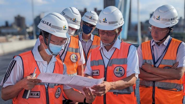 Image 11. Director Lin Kun-hu (second from the right) inspects the site and assists colleagues in resolving construction challenges