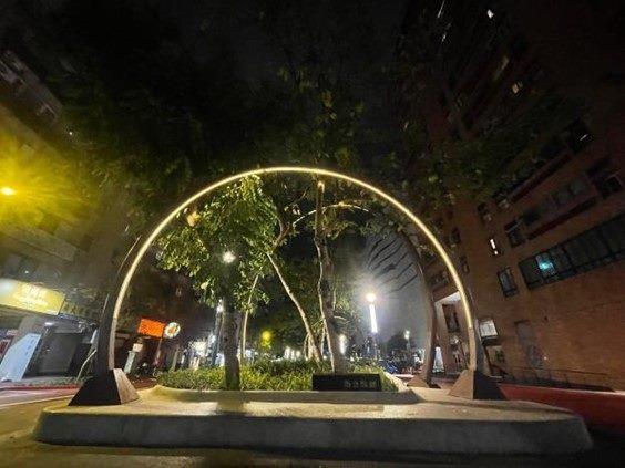 Nighttime lighting of Liugong Green Corridor showcasing highlights of the Eastern District