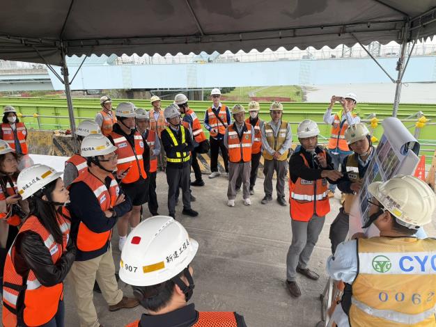 Picture 7. Director Wang Ming-Hui accompanying senior officials during an inspection and providing an overview of project progress