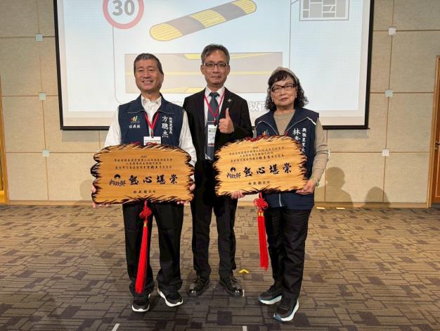 Figure 7. Deputy Mayor Wen-Te Chang of the Taipei City Government poses for a photo with Village Chief Su-chin Lin of Xingya Village, Xinyi District, and Village Chief Tsung-Chieh Fang of Dunhou Village