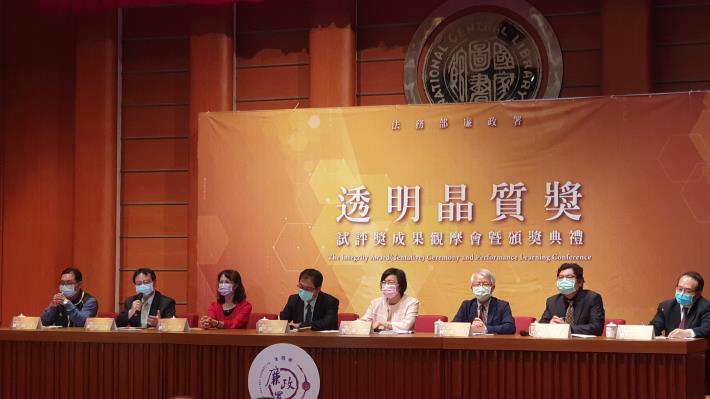 Figure 3. The Agency Against Corruption holds a comprehensive discussion with representatives of the agencies receiving the High Distinction Award. Director Huang Li-yuan of the New Construction Office delive
