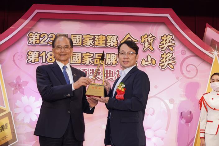 Picture 6. The award ceremony of the 2020 National Golden Award for Architecture - NanGang High School