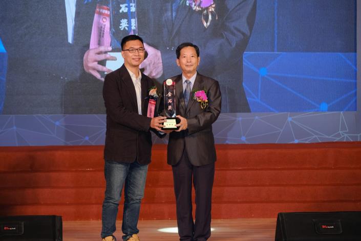 Picture 9. Supervisor Hung Min-Tsung receives the award (Golden Stone Prize for the Changde Street Project) on behalf of the Office