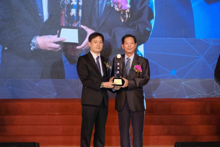 Picture 1. Chief Hsiao, Chih-Lung receives the award (Golden Stone Prize for the Dunhua Elementary School Project) on behalf of the Office