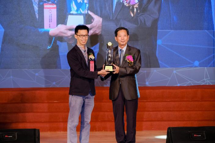 Picture 12. Supervisor Hung Chen-Ju receives the award (Golden Stone Prize for the Zhongxiao East Road Underground Entrance Project) on behalf of the Office