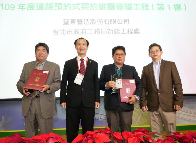 Fig. 1. The team leader of the Maintenance Team, Mr. Li Chia-Lung, received the commendation on behalf of the New Construction Office