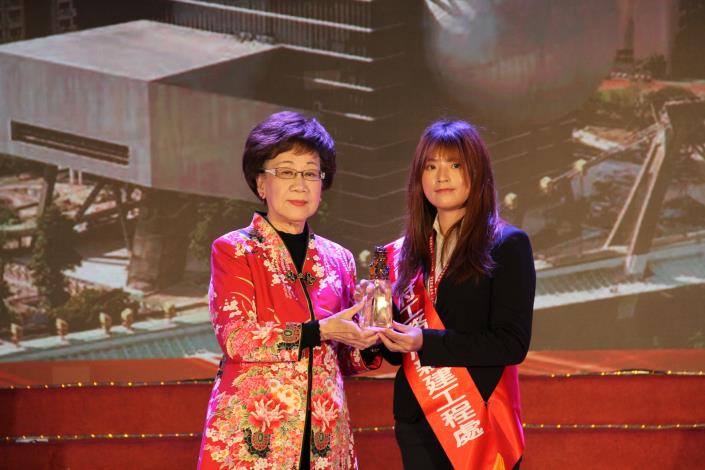 Photo 1. Supervisor Hong Yu-Wen receives the award on behalf of the New Construction Office - First Prize of the Quality Award for Public Construction for the Yanping Elementary School Overall