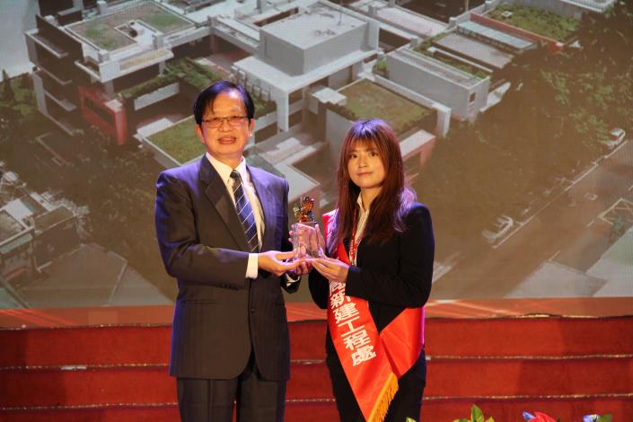 Photo 2. Supervisor Hong Yu-Wen receives the award on behalf of the New Construction Office - the Quality Award for Public Construction for the Yanping Elementary School Overall Reconstruction