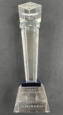 Photo 6. The trophy of the Excellent Award in the Flagship Project – “Humanities Integration Category” for the “Taipei City Zhongxiao East Road and Other East-west Axis Sections and Surrounding Pedestrian Environment Improvement Project”