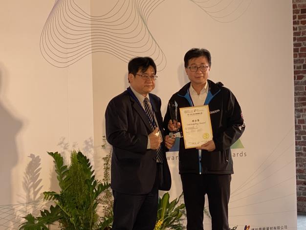 Picture 1. Mr. Chen, a senior executive officer, receives the award on behalf of the New Construction Office