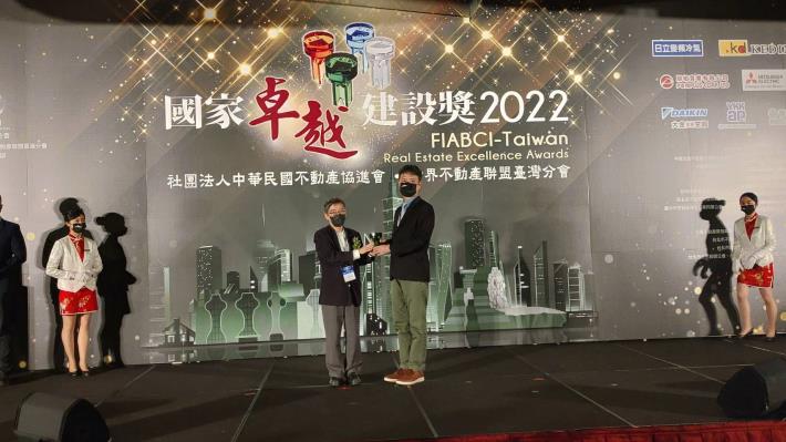 Pic. 7 Award presentation for the “Public Housing of Jinzhou Street, Zhongshan District” during the  Award Presentation Ceremony
