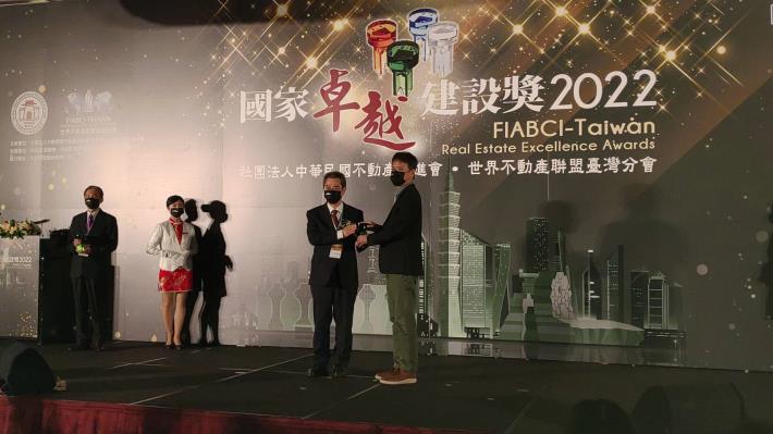 Pic. 6 Award presentation for “The Recreated Aqueduct l Image and Pavement Landscaping along Section 3 of Xinsheng South Road” during the Award Presentation Ceremony