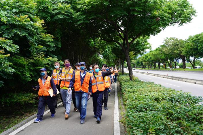 Fig. 2. Committee members from the Directorate General of Highways, MOTC, conduct on-site evaluation during the field operations evaluation on May 18, 2022