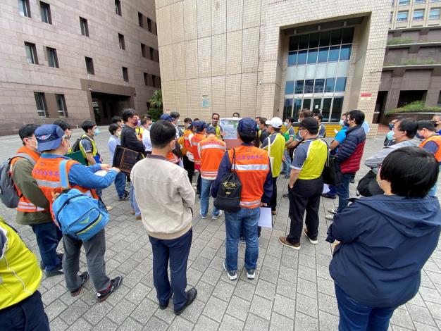 Fig. 1. Taipei City Government explaining the route chosen for field operations evaluation to the Directorate General of Highways, MOTC, on May 18, 2022