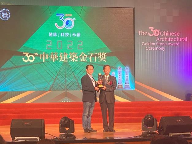 Fig. 1 Chief Yan Chun-Ming from the Architecture Design Section accepting the award on behalf of the New Construction Office (Neihu Junior High School)