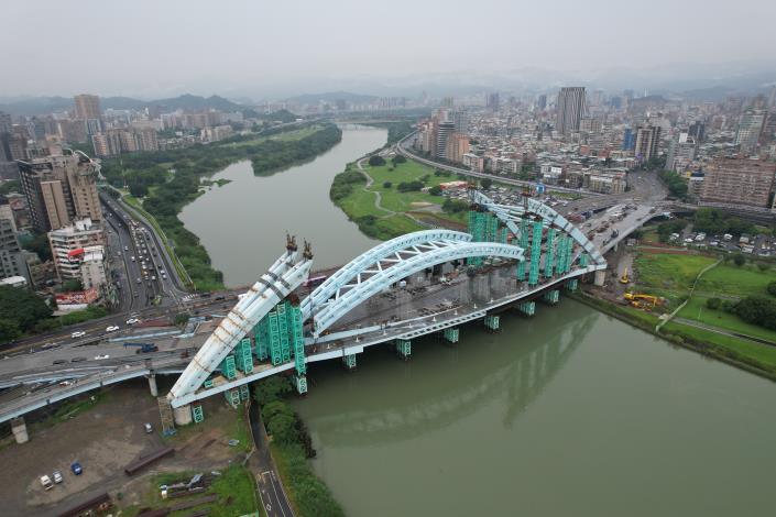 Before suspending the assembled lifting section of the steel arch rib of Zhongzheng Bridge