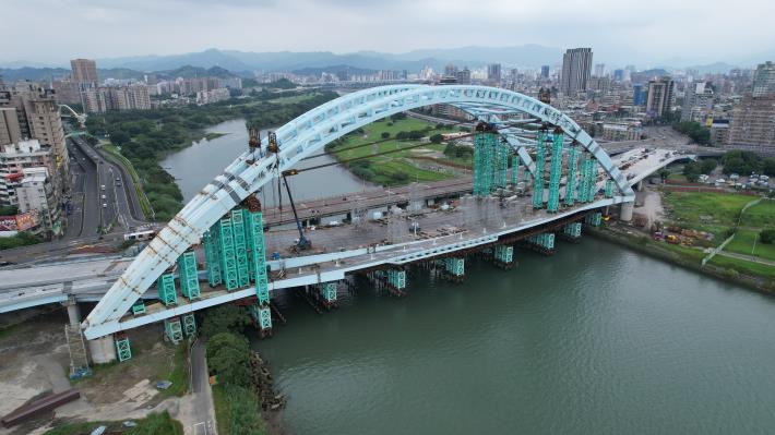 After the steel arch of Zhongzheng Bridge has been converged (an overlook from Taipei to New Taipei City)