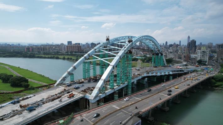 After the steel arch of Zhongzheng Bridge has been converged (an overlook from New Taipei City to Taipei)