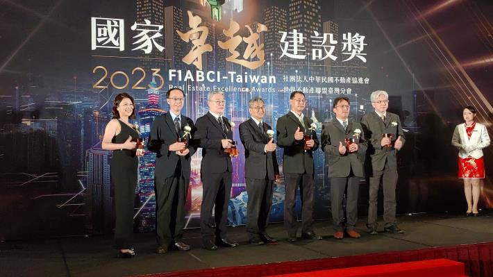 Picture 12. Deputy-Director Chien-Chung Wang receives awards on behalf of the Office. (Second Funeral Parlor Phase 2 Renovation Project)