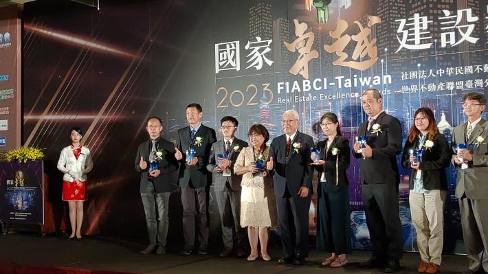 Picture 10. Deputy Chief Engineer Hui-Chung Lin receives awards on behalf of the Office. (Taipei Music Center Construction Project -South Base)