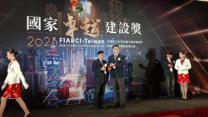 Picture 9. Deputy-Director Chia-Ming Liu receives awards on behalf of the Office. (Taipei Music Center Construction Project - North Base)