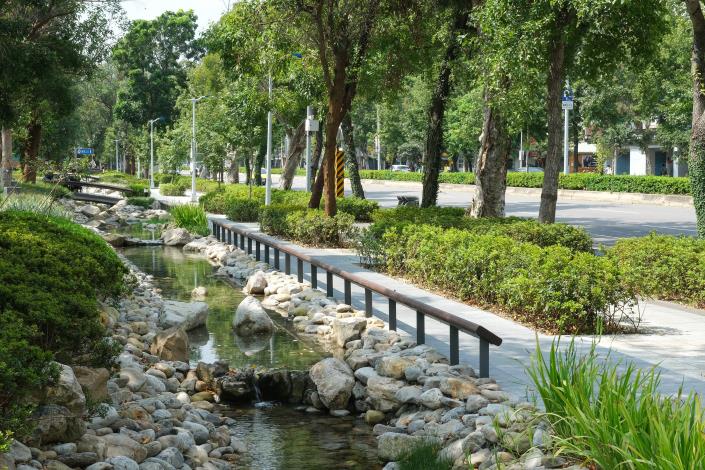 Picture 4. Picture of the completion results of the Xinsheng South Road Section 3 - Canal Imagery Re-creation and Pedestrian Landscape Beautification Project