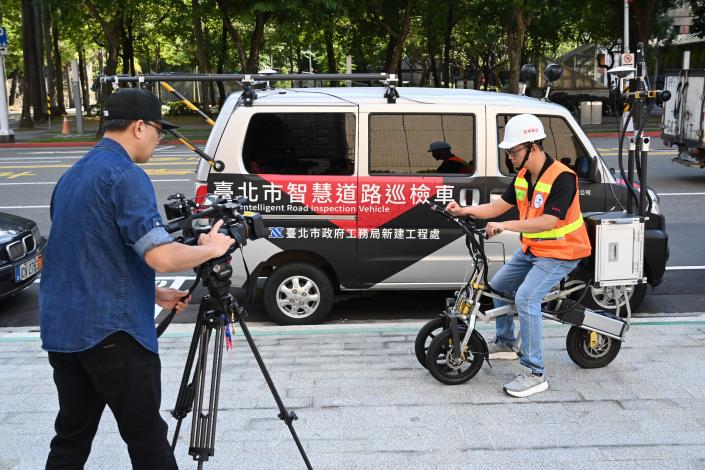 Picture 8. Using a smart panoramic bike to inspect sidewalks