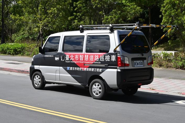 Picture 7. Intelligent road inspection vehicle examining roads