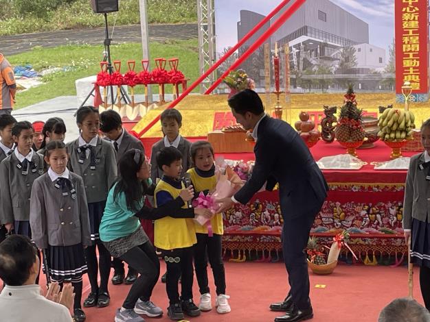Lixing Elementary School students presenting flowers to the mayor