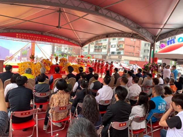 Picture 2. Auspicious lion dance performance