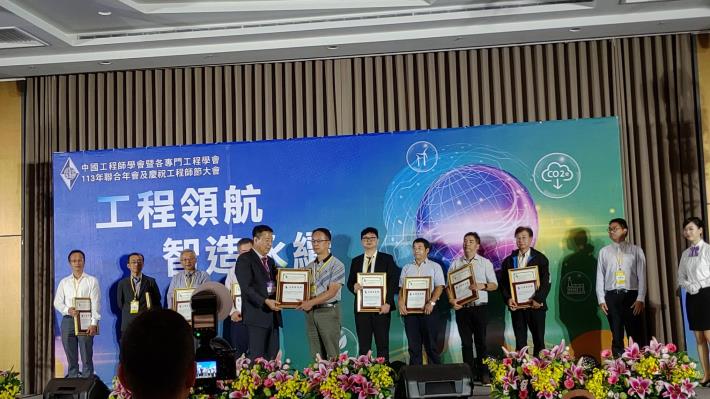 Deputy Chief Engineer Lin Hui-Chung receiving the award on behalf of the Office. (Zhongxiao East Road Section 4 Underground Pathway Entrance New Construction Project)