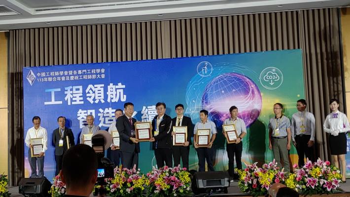 Deputy Chief Engineer Chen Ping-Lin receiving the award on behalf of the New Construction Office. (Nanmen Building and Market Renovation Turnkey Project)