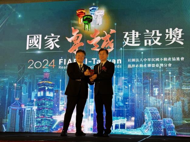 Deputy Chief Engineer Chen Ping-Lin receiving the award on behalf of the Office (Nanmen Building and Market Renovation Turnkey Project)