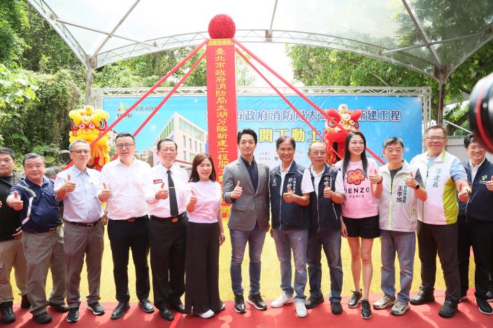 Group photo of the mayor and distinguished guests.JPG