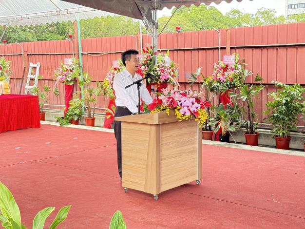 Chief Engineer Li Wen-fang of the Public Works Department giving a speech