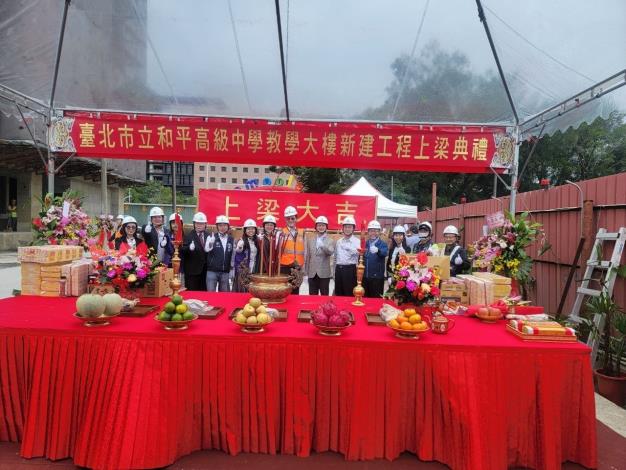 Group photo with distinguished guests