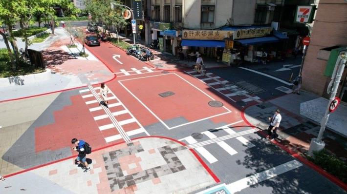 Accessible facilities at the intersection of Liugong Green Corridor
