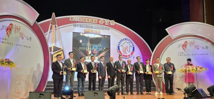 Picture 2. Group photo of the award recipients