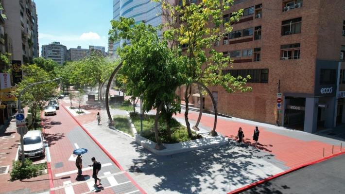 Image 4. Liugong Green Corridor Project completed. Ground-level plaza