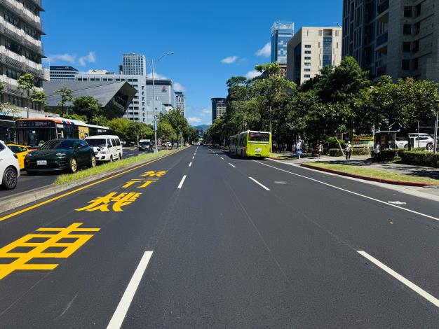 Picture 5. Road maintenance works on Songren Road, Xinyi District