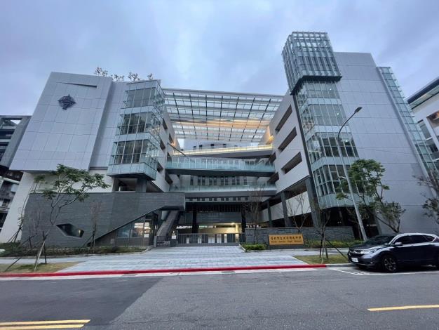 Figure 4 Front view of Taipei Municipal Daan Junior High School