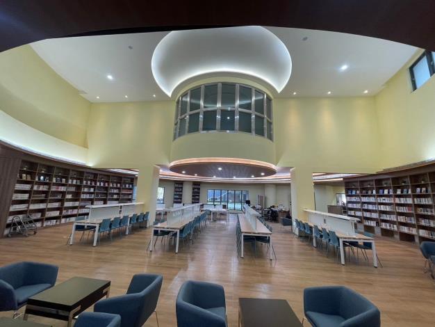 Figure 6 Front interior view of the library at Taipei Municipal Daan Junior High School