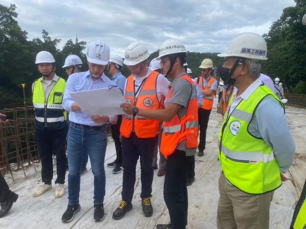 Figure 10 Director Ming-Hui Wang accompanied senior officials during an inspection and, holding a briefing board, explained an overview of the project