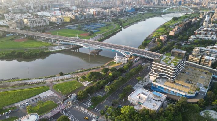 Photo 02 Distant view of the downstream side of the Minquan Bridge Scenic Pedestrian Bridge 2