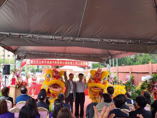 Auspicious Lion Blessing – Chief Engineer Li Wen-fang of the Public Works Department and Deputy Director Teng Chin-chuan of the Education Department praying for a smooth and successful project