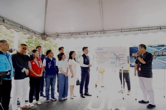 Image 2. Briefing by Chief Huang Huang-Jia of the Planning and Development Division, Department of Transportation