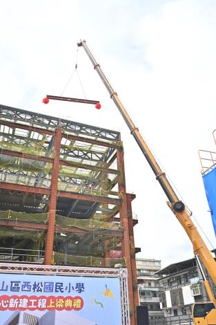 Figure 6 The main topping-out beam is hoisted into place, with wishes for the project’s smooth and successful completion