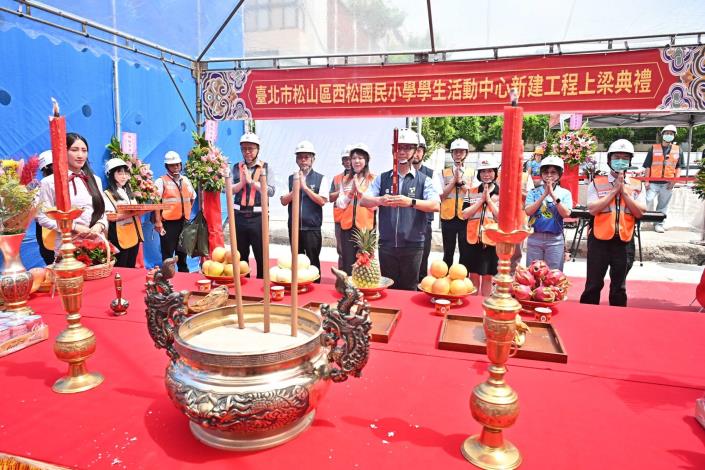 Figure 4 Deputy Mayor Wen-Te Chang leads the team in praying for the smooth progress of the project