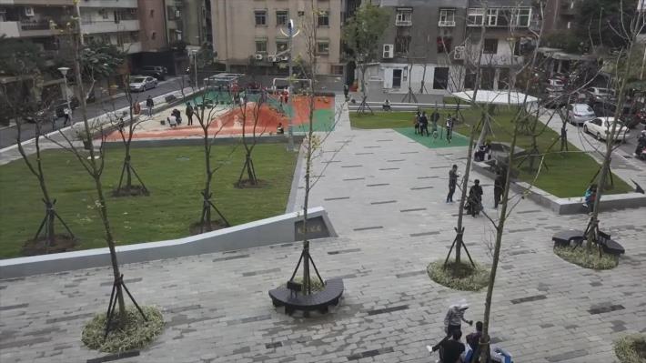 照片3：公園內透水鋪面小廣場提供舉辦小型里民活動