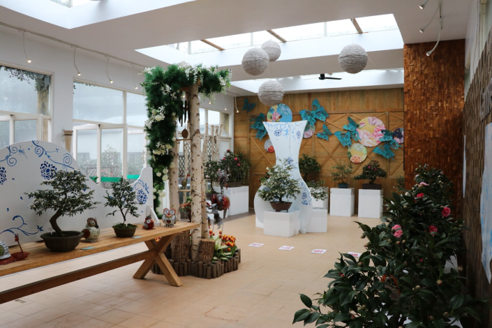 展場內展示珍貴的茶花盆景 (2)